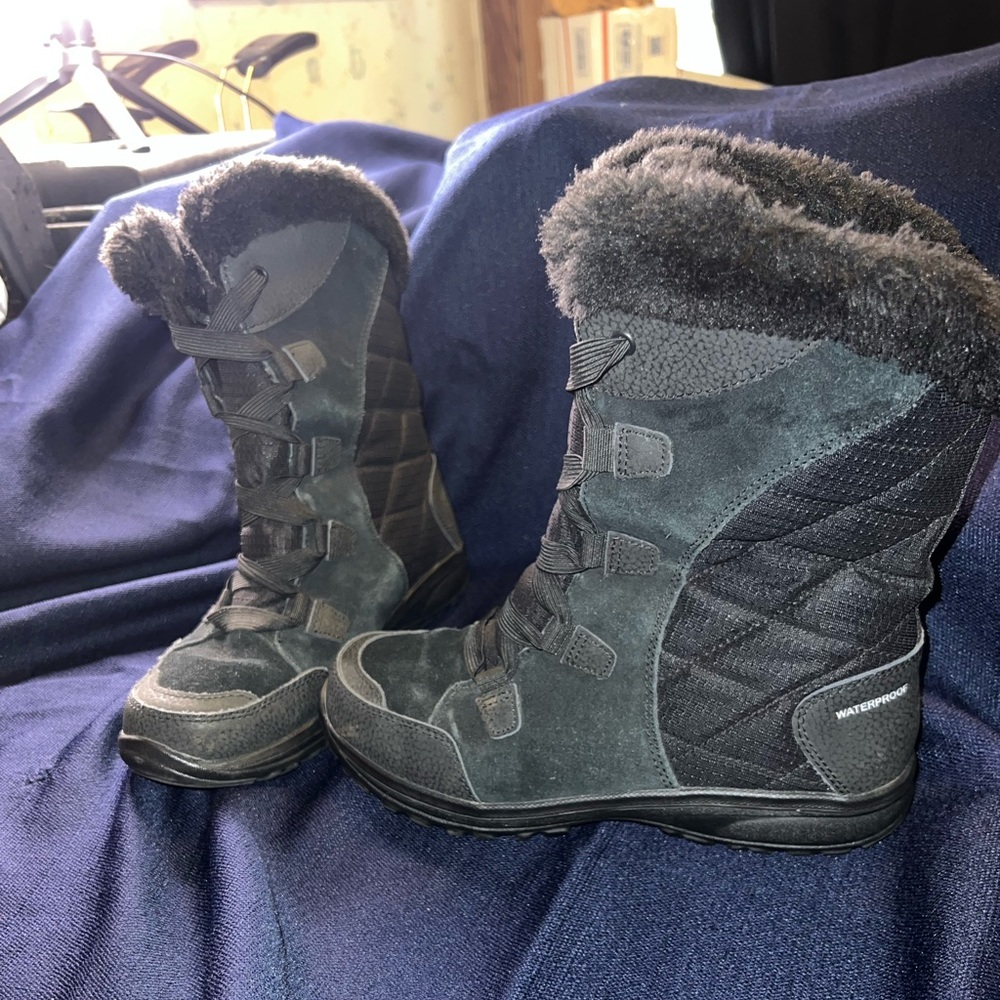Columbia women size 6 1/2 worn but in good condition